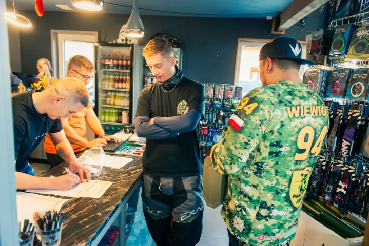 Pistola Paintball - Contatta per attrezzatura professionale per campi da paintball